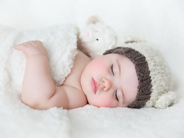 Harrodsburg, KY newborn photographer picture of baby asleep with a lamb bonnet on