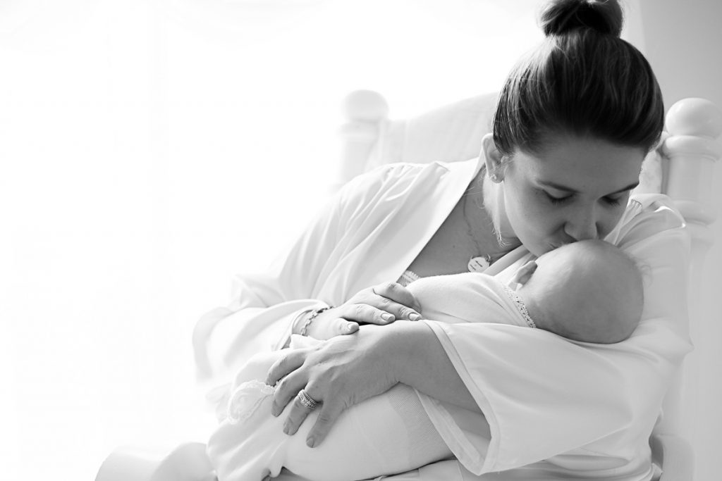 Lexington, KY Newborn Photographer picture in black and white of mom kissing baby